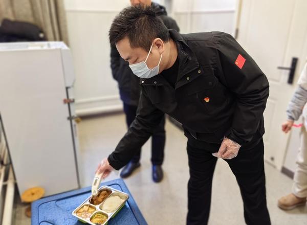 3郑州市第七初级中学东校区党支部书记楚东升,用专用测温计进行餐温测量 3郑州市第七初级中学东校区党支部书记楚东升,用专用测温计进行餐温测量